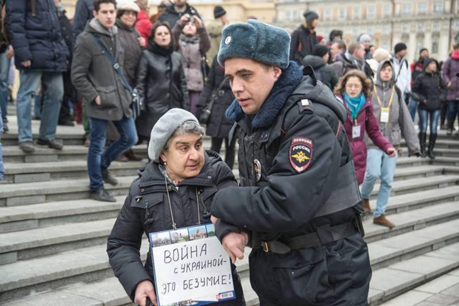 Шобла это. Лозунги против войны с Украиной. Бабушка с плакатом на митинге. Protesti v Rossiyi protiv voyni na Ukrainini.